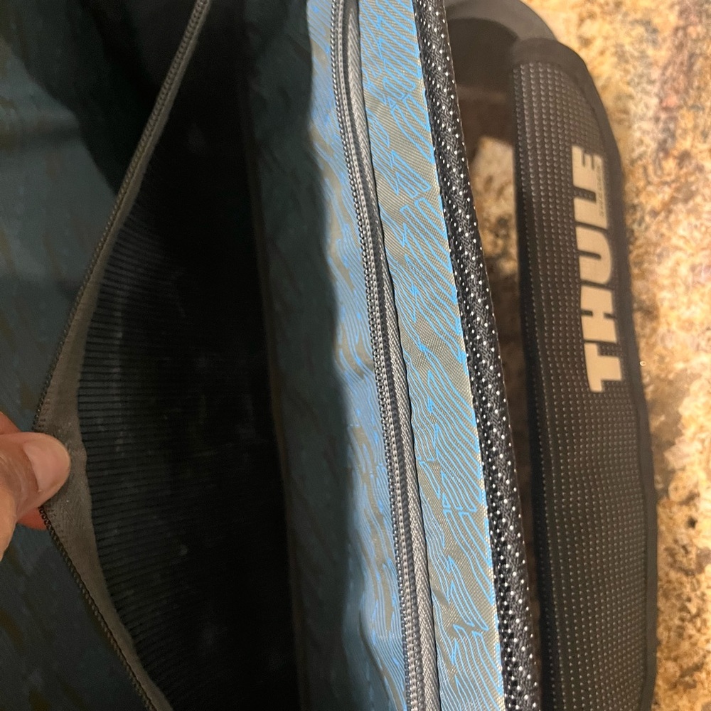 THULE LAPTOP/MESSENGER BAG/CROSSBODY - Picture 5 of 7